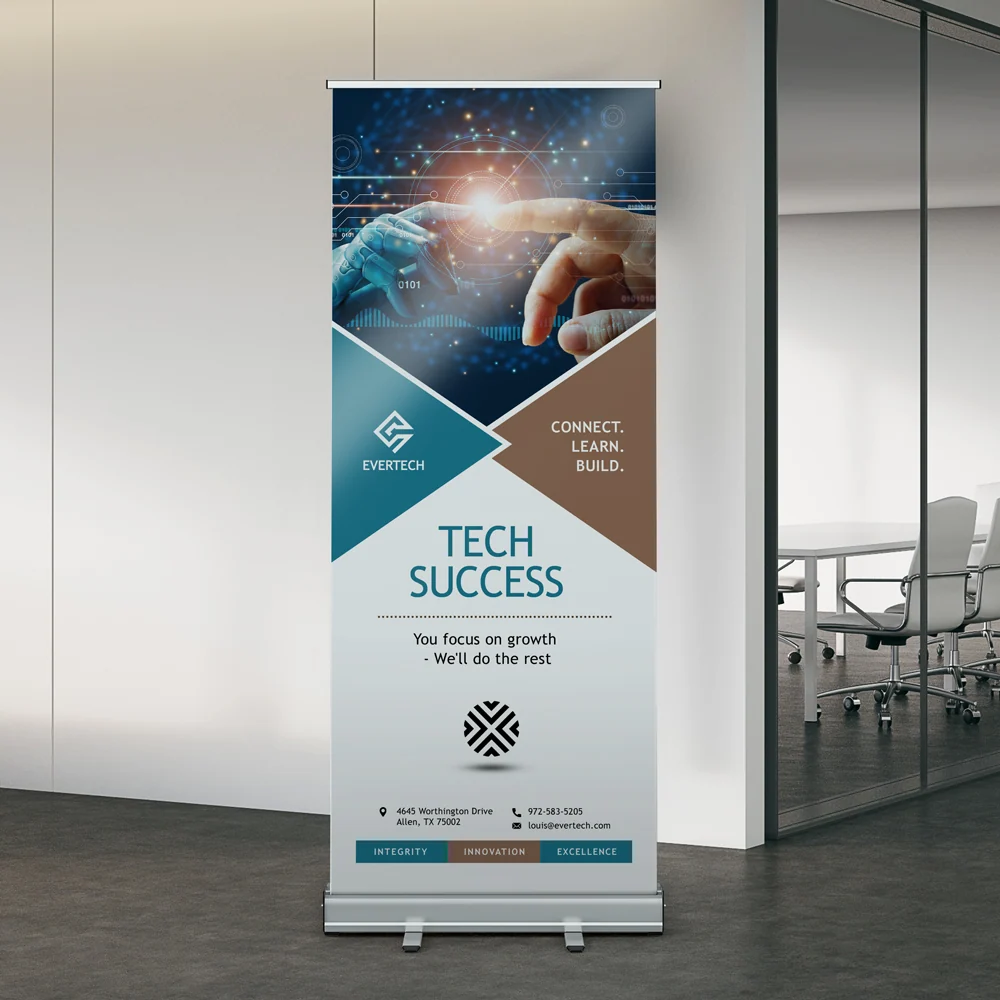 Banner retráctil impreso para una presentación comercial; referencia de producto.