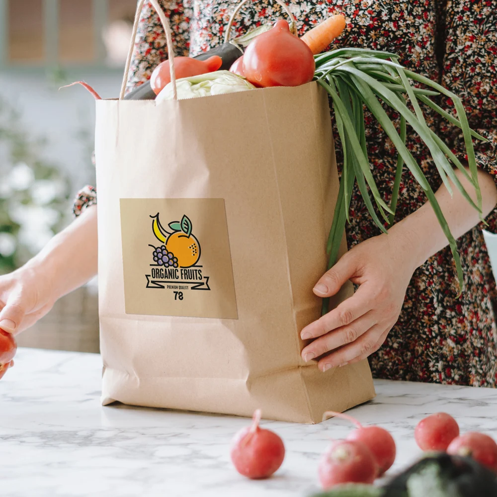 Etiqueta impresa aplicada a una bolsa de productos; referencia de empaque.