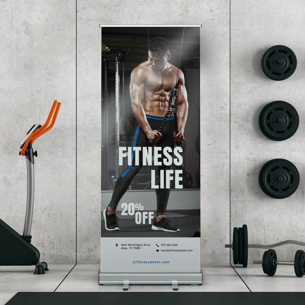 Banner retráctil impreso para promocionar un gimnasio; referencia de producto.