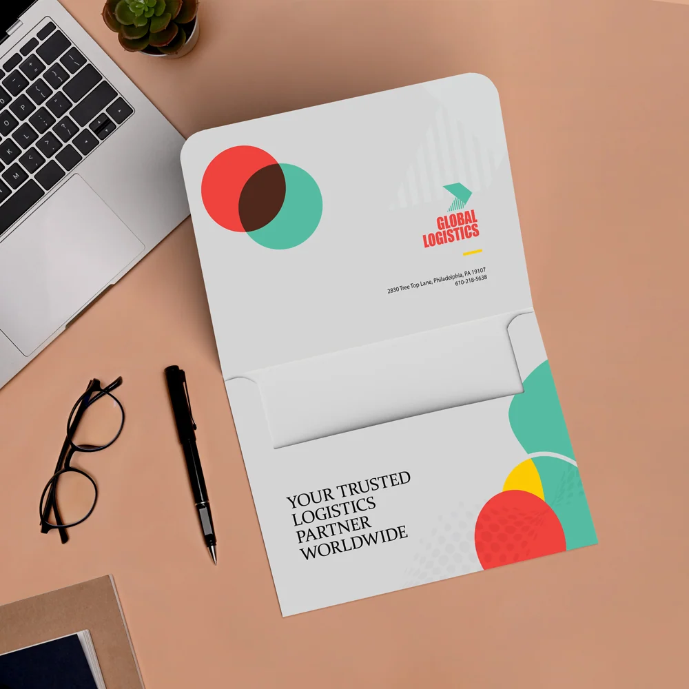 Carpeta de presentación con identidad visual aplicada al material impreso.