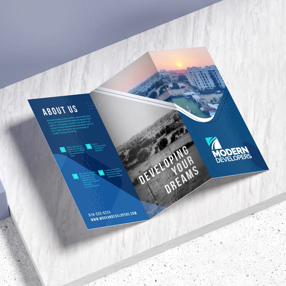 Folletos plegados impresos con una identidad visual azul; referencia de producto.
